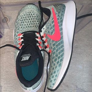 girls’ nike zoom